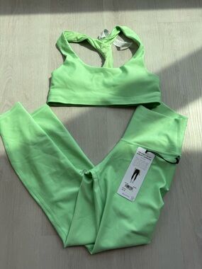 ALO Yoga Ultramint Airlift Sports Bra & Leggings Set